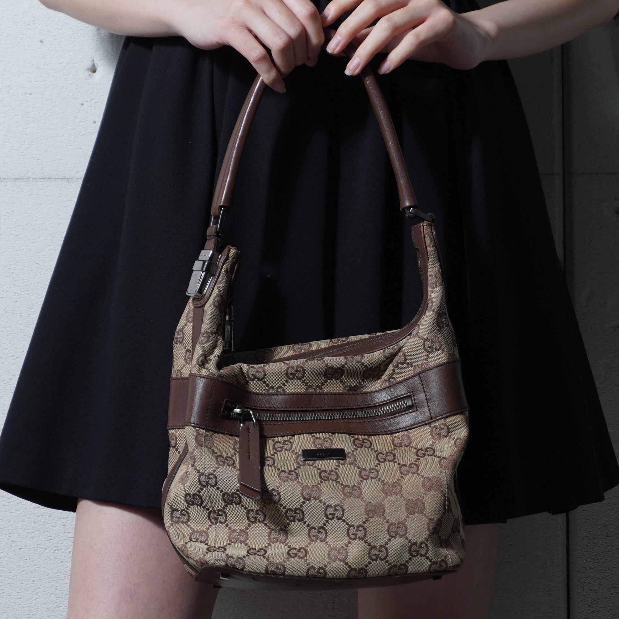 GUCCI ワンショルダー　GG柄　キャンバス　レザー　ポーチ付き　チャーム GUCCI】グッチ ロゴチャームキャンバス・レザーワンショルダーバッグ