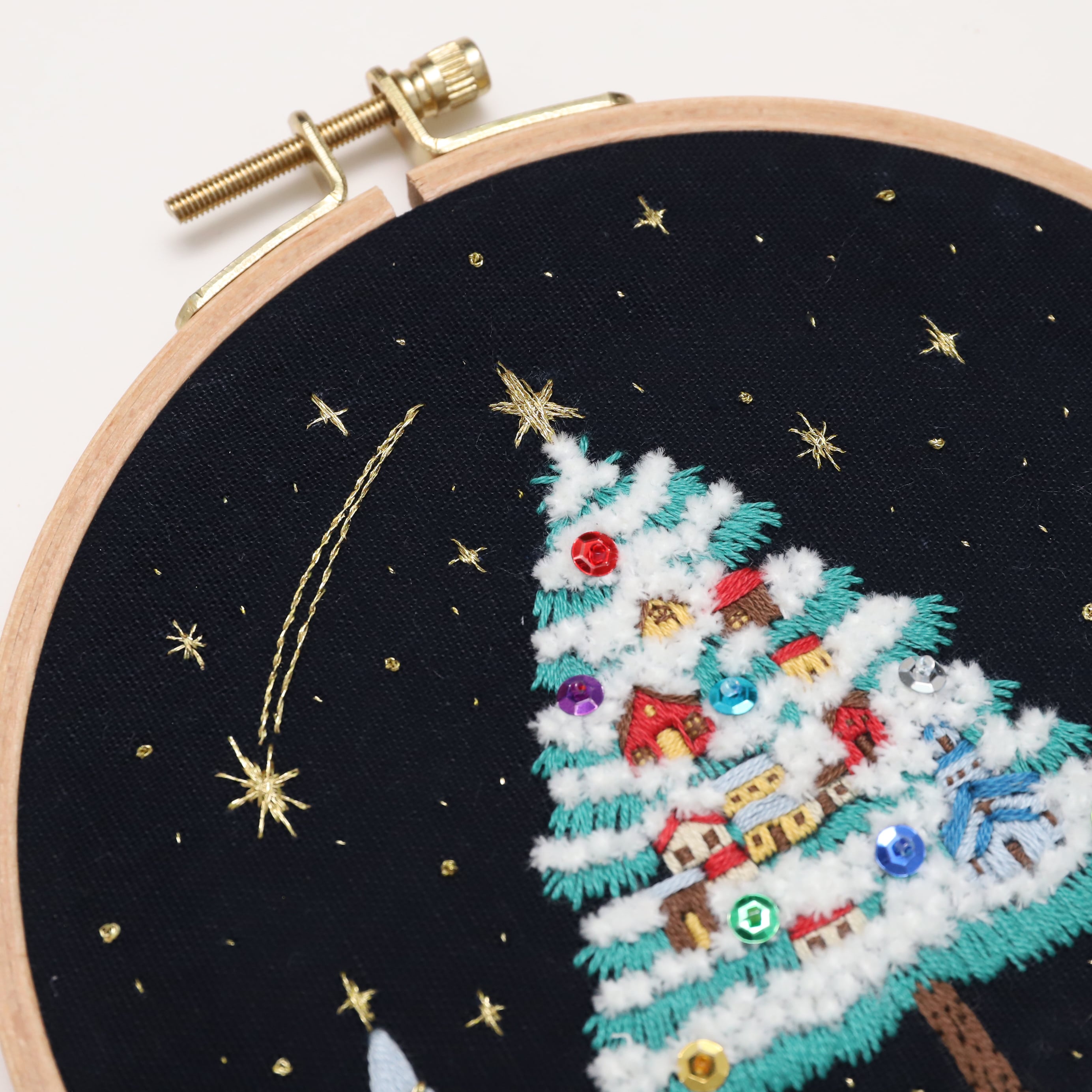 刺繍キット 「ツリーの街が生まれる雪原」《空想街雑貨店》