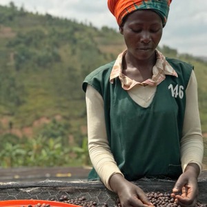 RWANDA  Women's Hands Natural