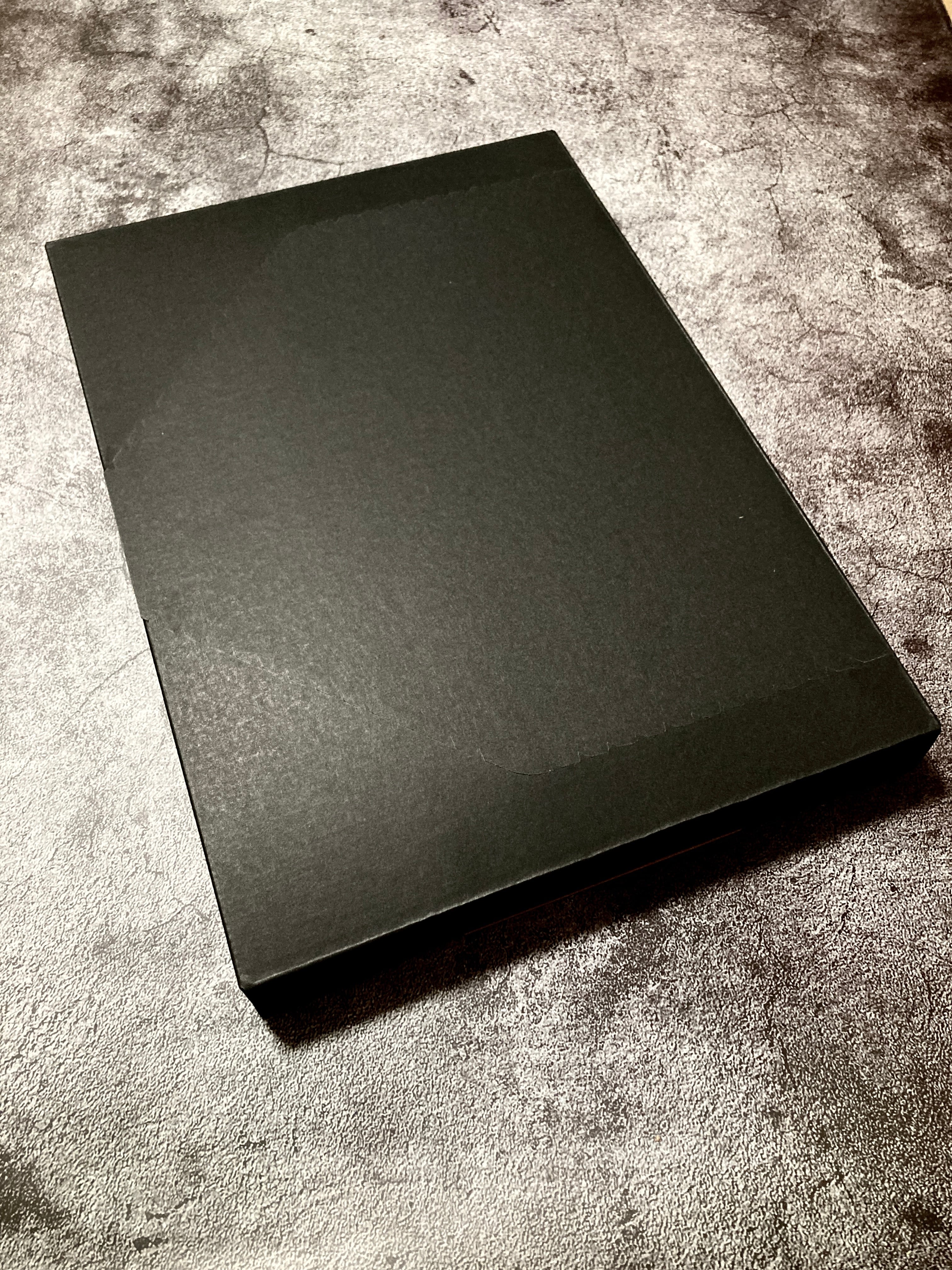 梱包用の黒い箱
