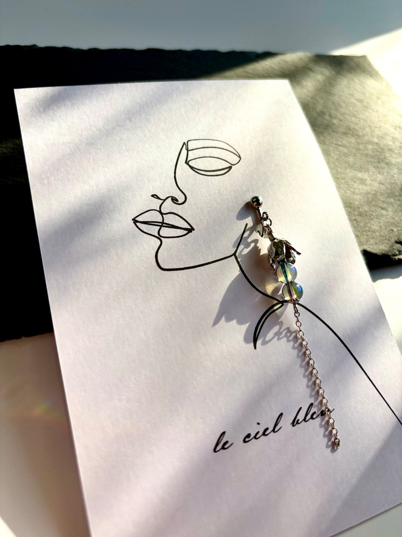 垂れ下がるこの花の実は アクアオーラ ゴールド/シルバー