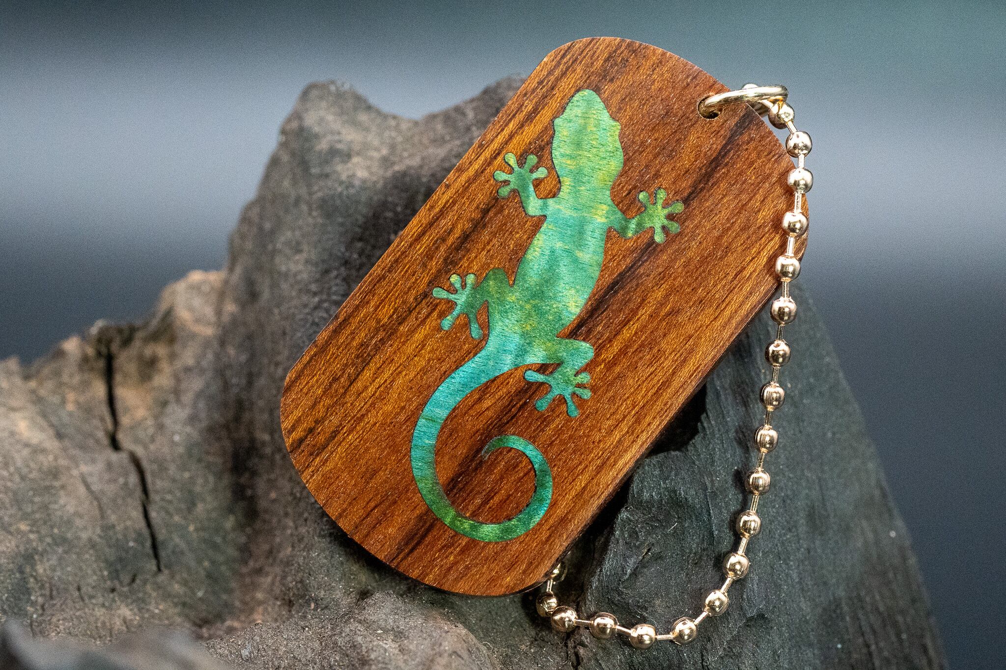 【蝶の樹】モパネ ドッグタグ 象嵌 木登りトカゲ