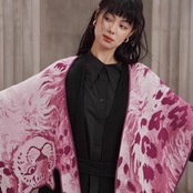 夕映えの夢を運ぶピンク豹ニットショール《C0267》