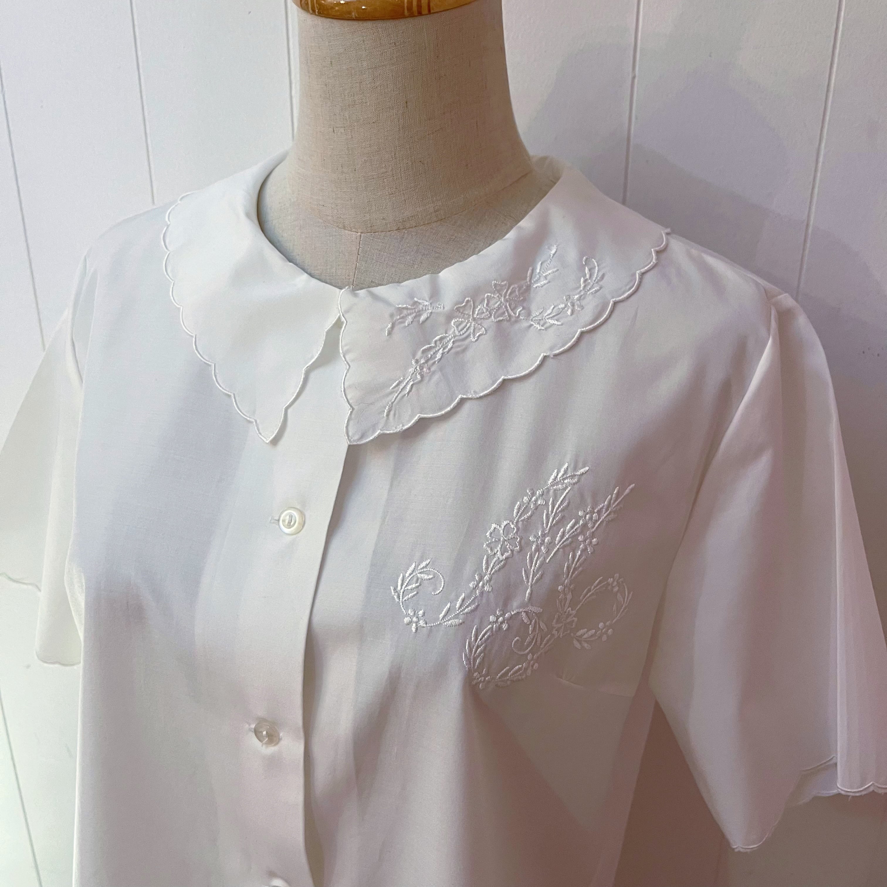 flower embroidery scallop white blouse