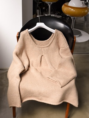 back tuck volume knit（beige）