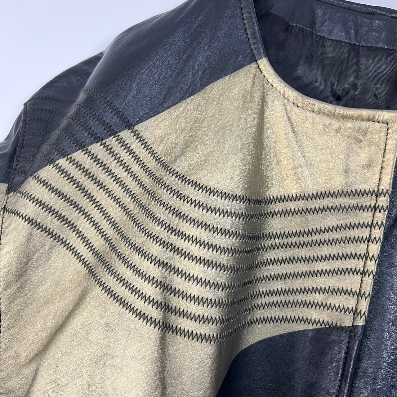 スペイン製 デザイン ノーカラー レザーコート