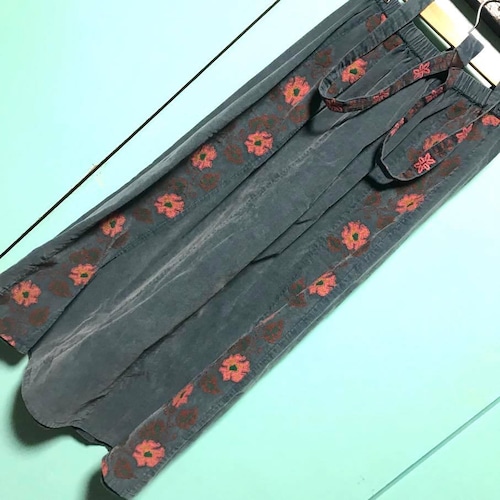 マライカ　コットンコーデュロイ刺繍スカート　ブルーグレー