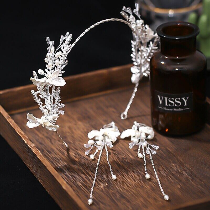 送料無料 ブライダルヘッドドレス白い花のヘアフープイヤリングセット