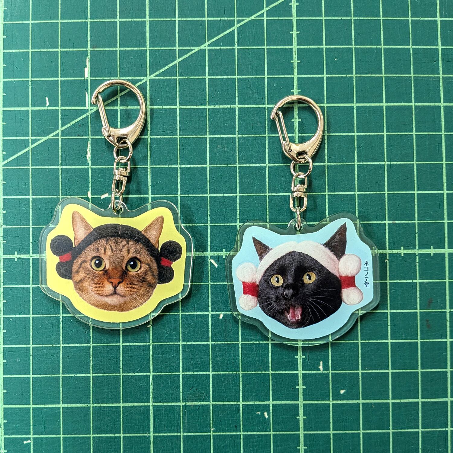 両面みずら猫！！ キジトラと黒猫 アクリルキーホルダー | ネコノテ堂