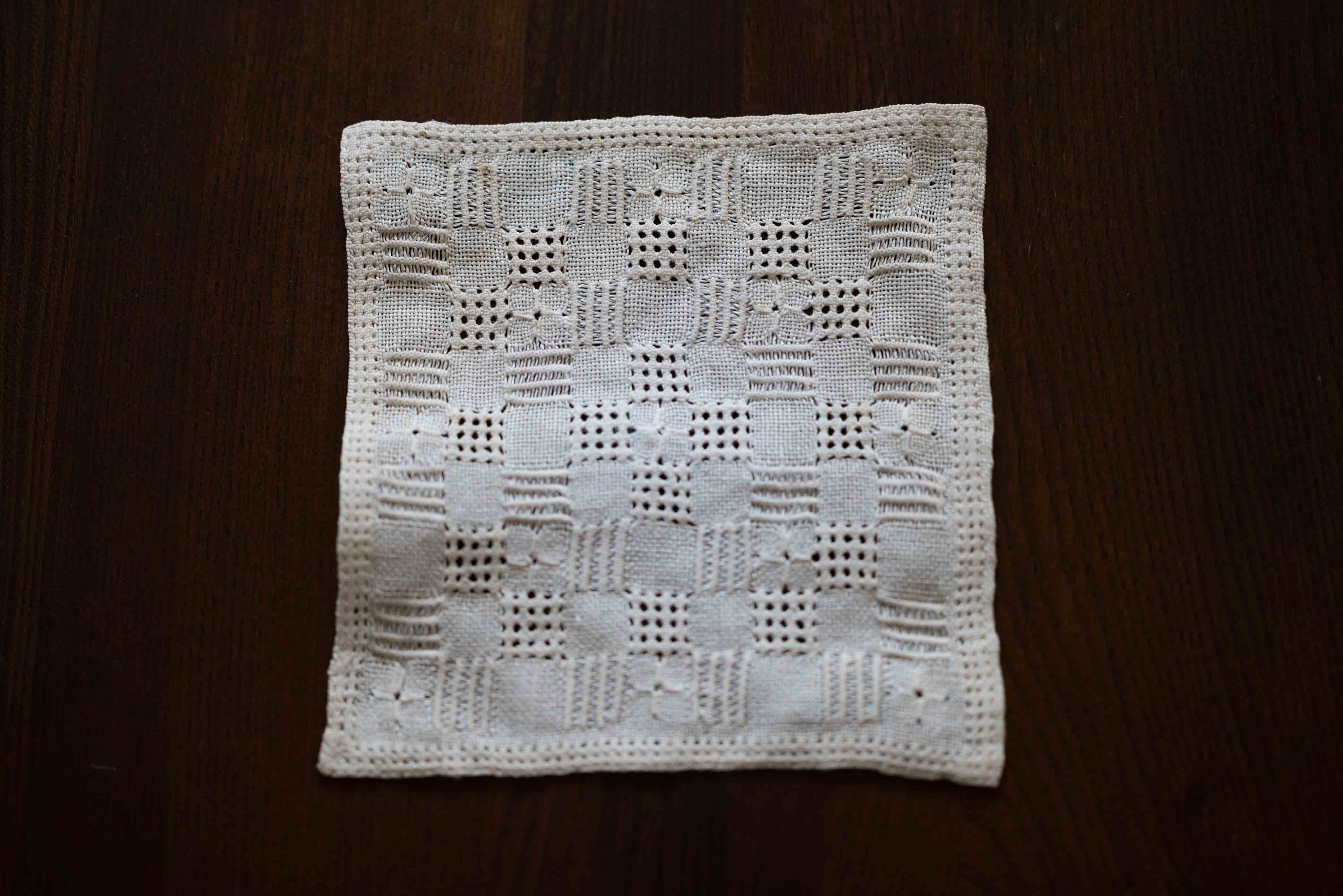 ミニサイズのテーブルクロス カフェオレボウルと相性抜群です! 麻の生地に手刺繍がされています。 北欧仕入れです