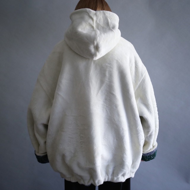 reversible design snow mountain scenery and white fleece jacket