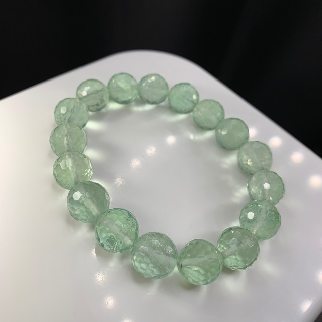 優しい色合いミントグリーンフローライトブレスレット