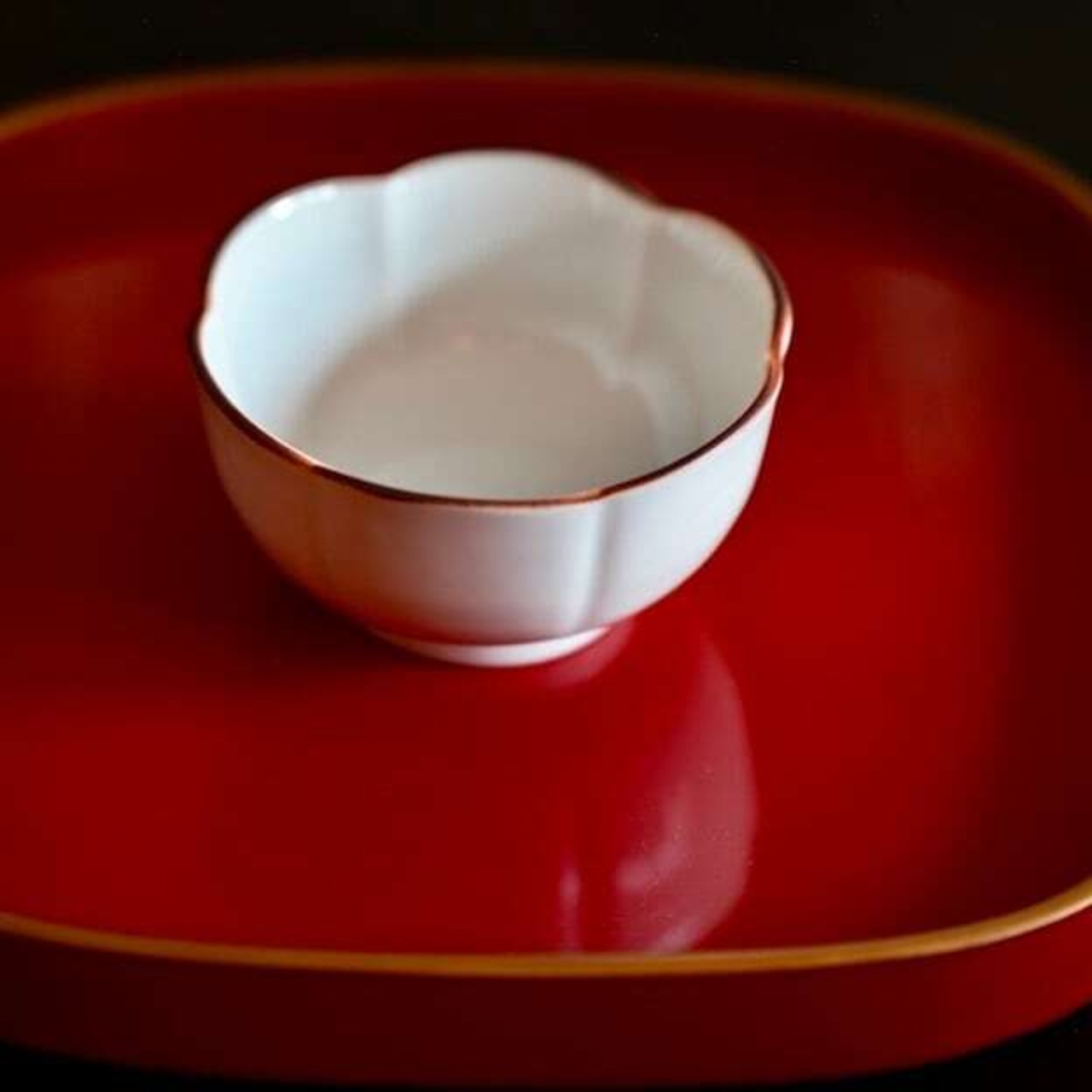 【九谷の白】（50574）梅形ミニちょく (1個) 昭和 / Kutani White Small Cup - Cherry / Showa Era・画像2