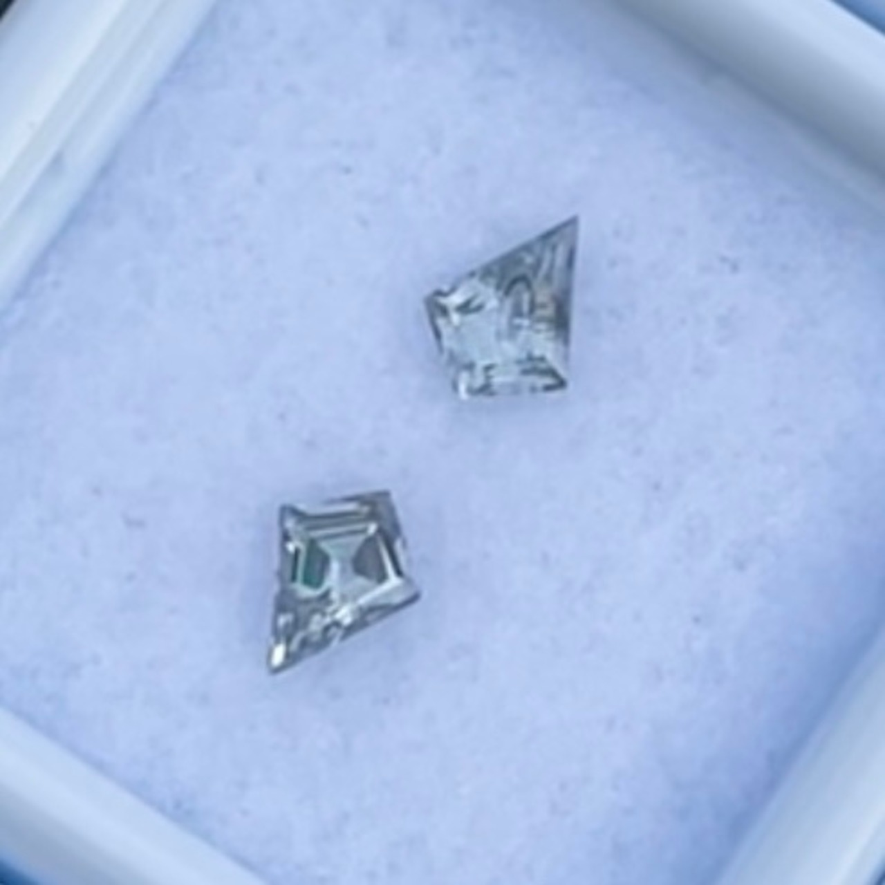 グレイスピネル 5.7x4.3mm 0.57ct