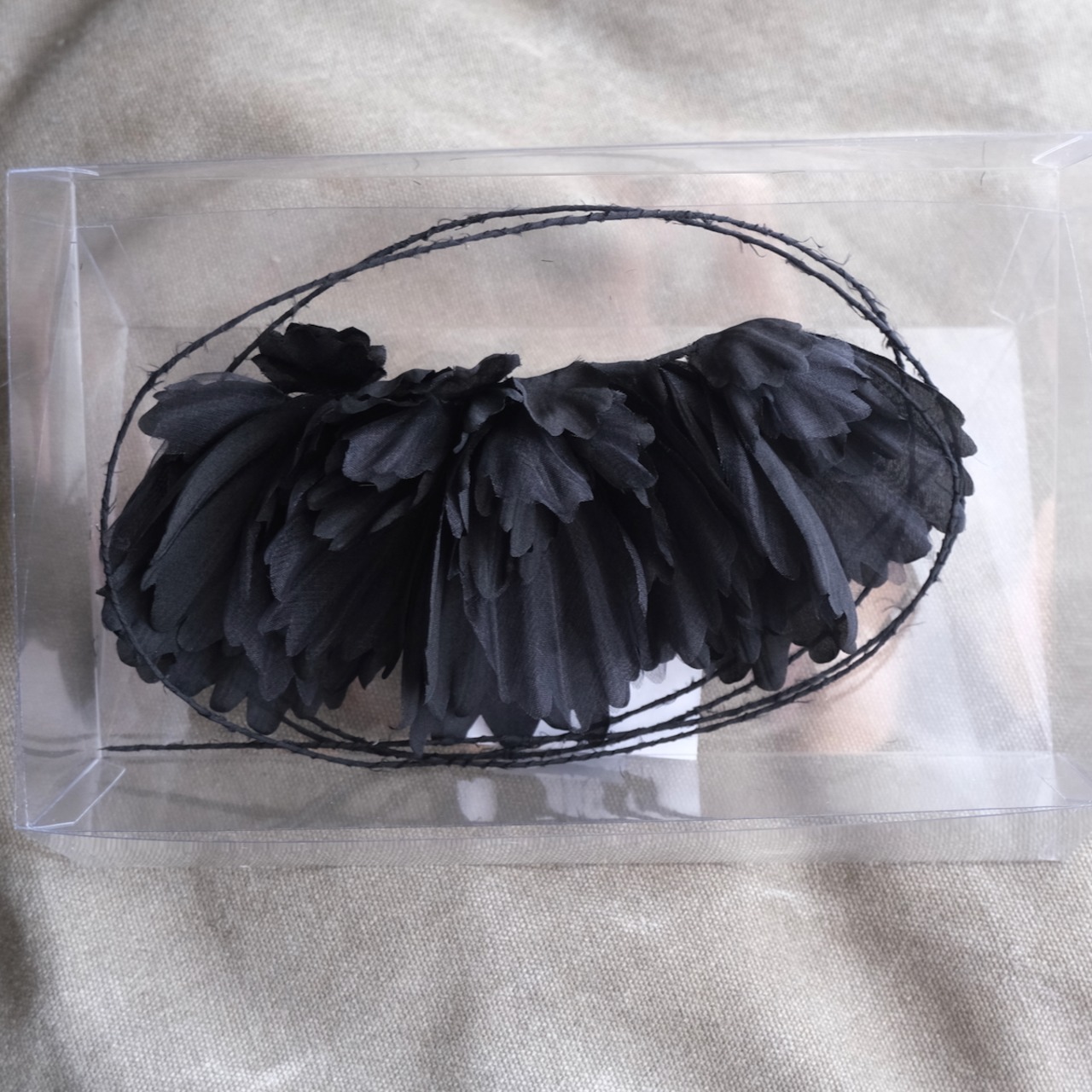 TOWAVASE (トワヴァーズ) Volant /blouse シルクフリルプルオーバー ネックレス付き（ブラック）