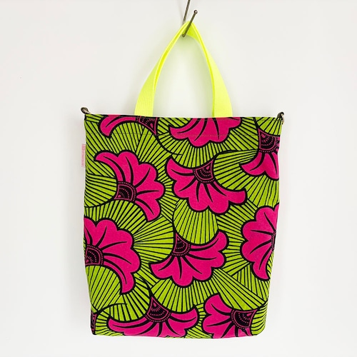 ネオンハンドルが映える｜アフリカンプリント リバーシブルトート フューシャ・ペタル サブバッグ 旅行