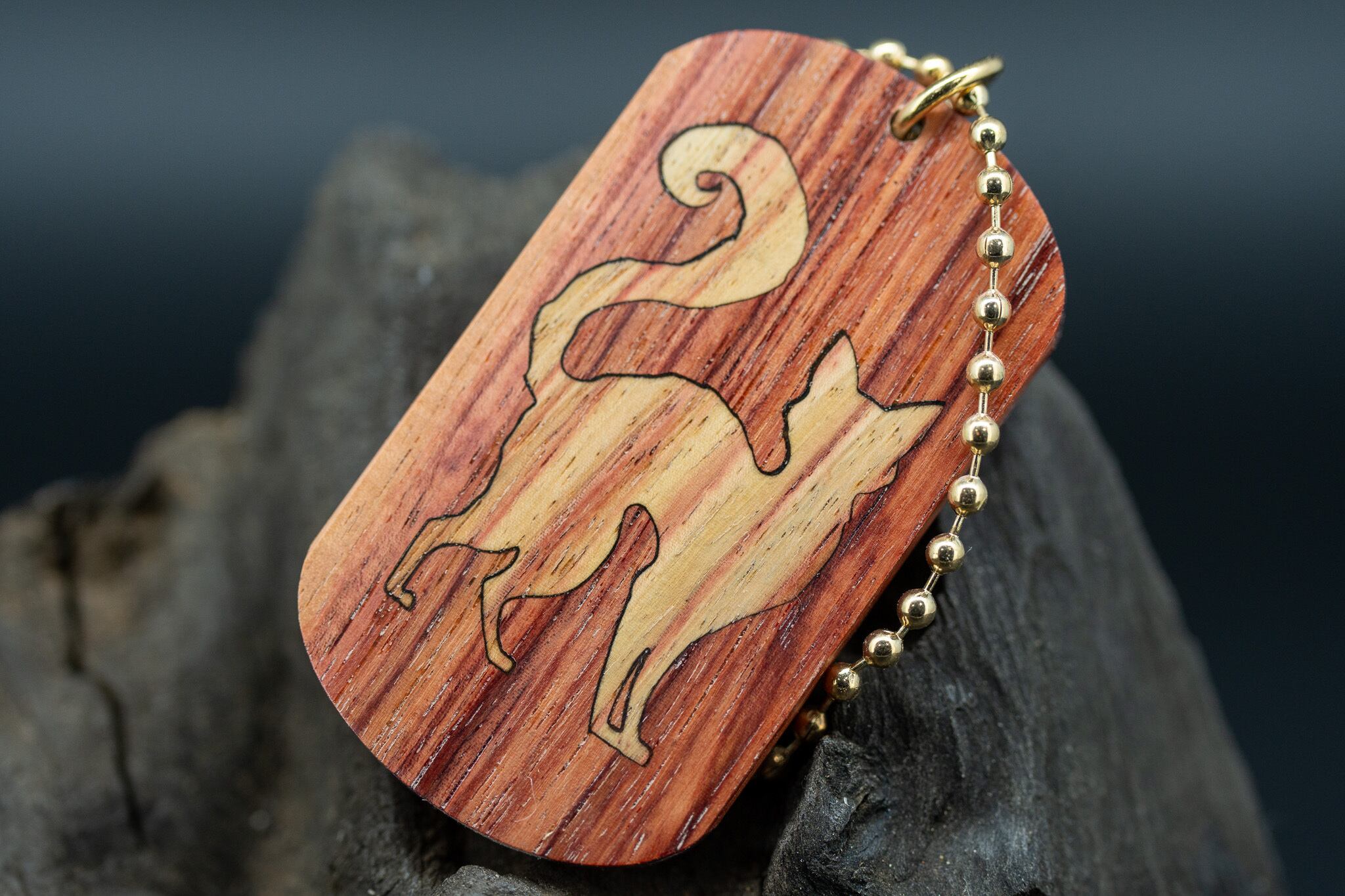 【 木材の女王】チューリップウッド ドッグタグ 象嵌 探る視線