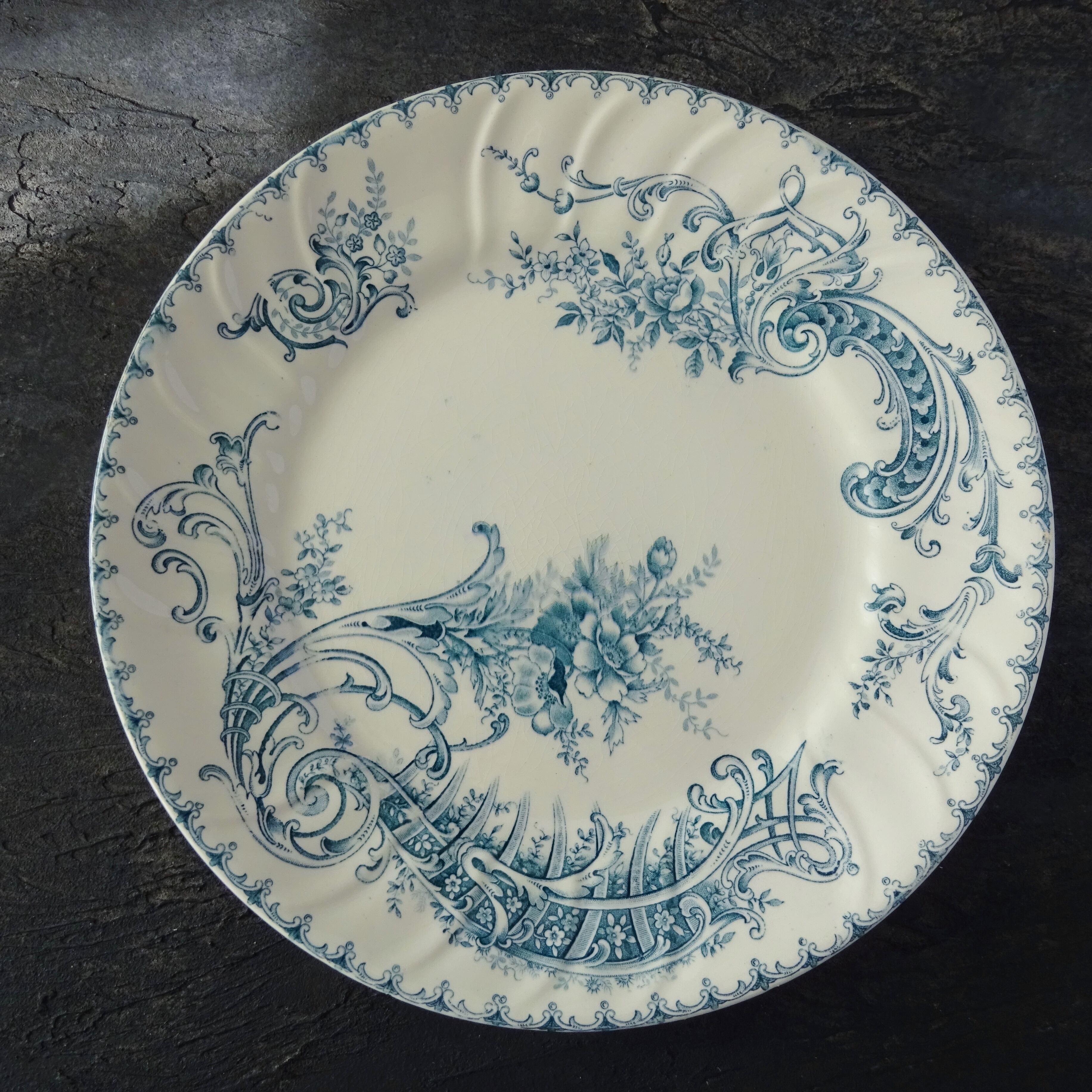 BFK Boch Frères Keramis  modèle《MADELAINE》assiette plate (C)