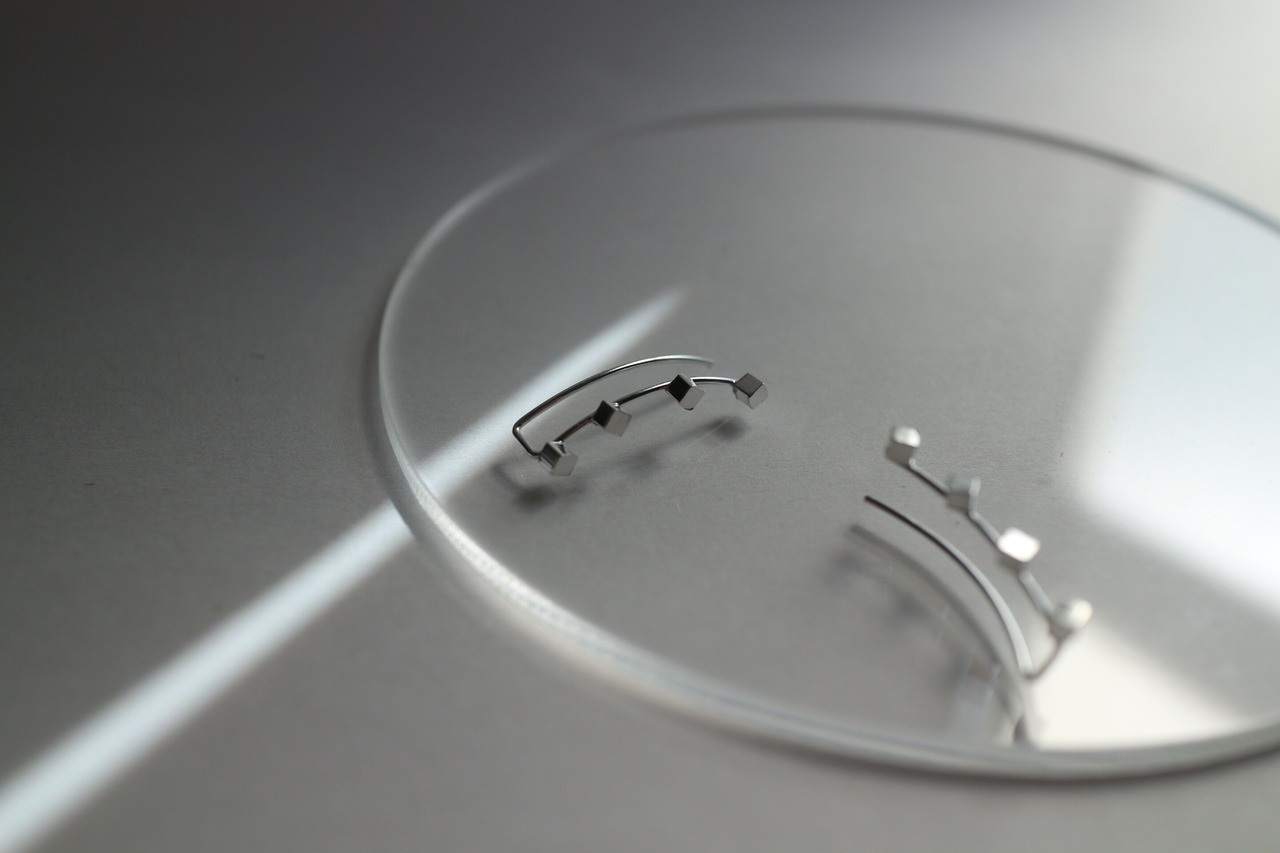 ミニキューブのイヤーカフ