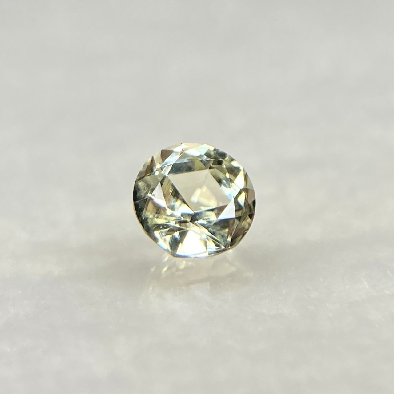 ローズカットサファイア  約3.3mm*2.2mm r-0588
