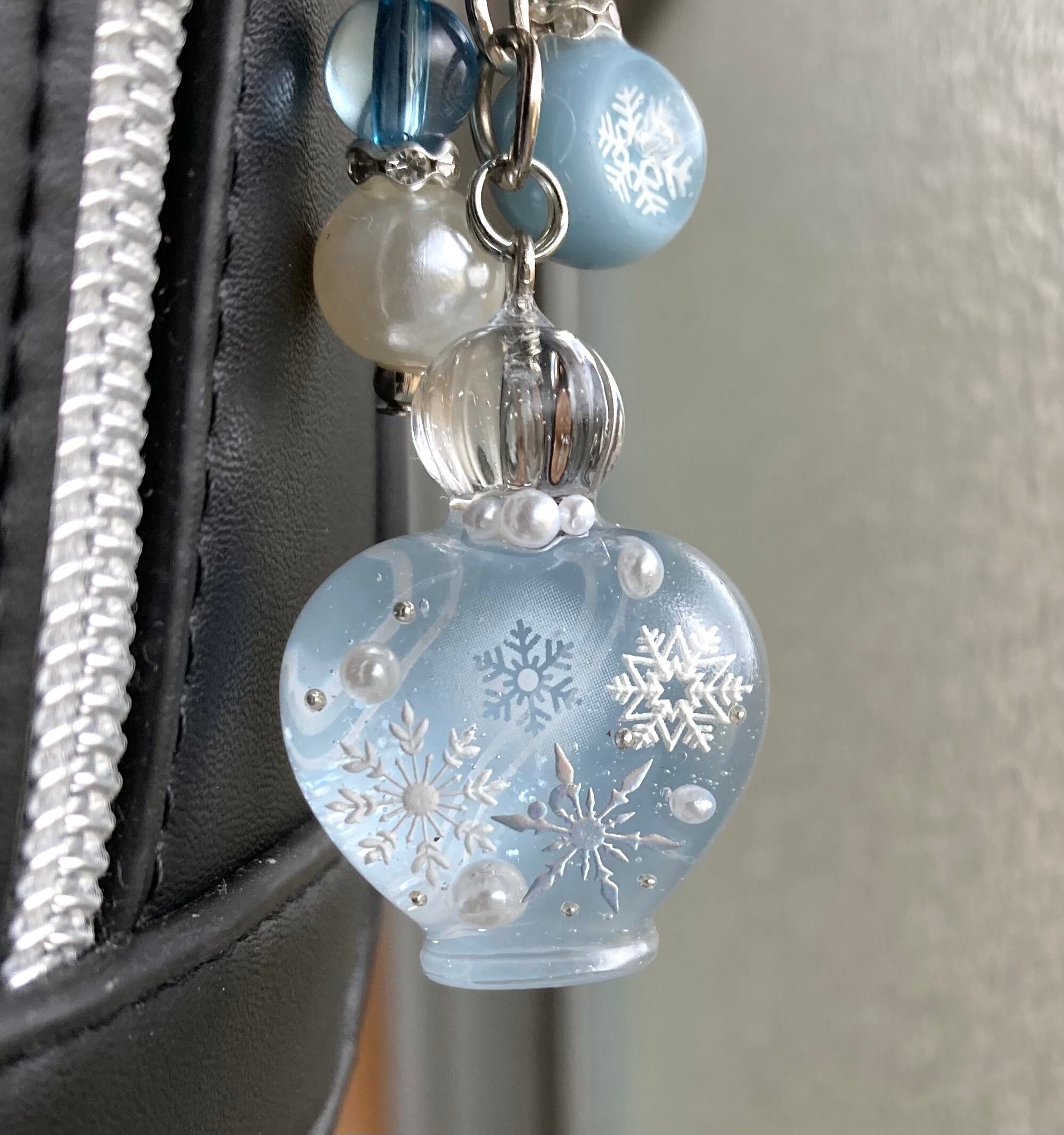 雪の小瓶バッグチャーム | みえのレジン
