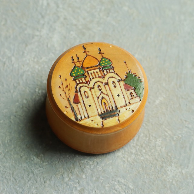 素朴な絵がかわいい、小さな小物入れ