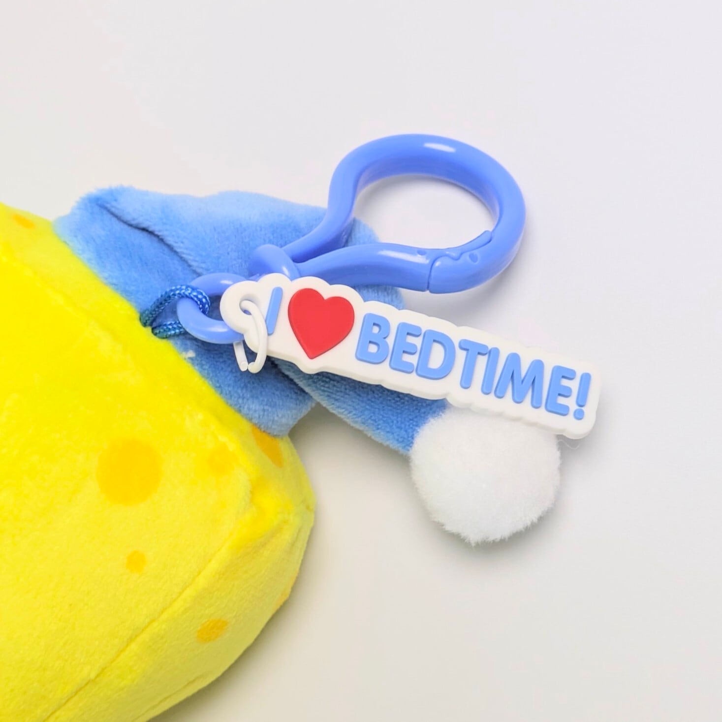 【 SpongeBob SquarePants ( スポンジボブ )  】スポンジボブ パジャマコスチューム with 『Need Sleep』枕ver.  / ぬいぐるみキーホルダー / プラッシュキーホルダー 〚アメリカン雑貨 アメトイ〛