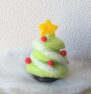 羊毛フェルトのクリスマスツリー　冬のかわいい置物　プチギフト