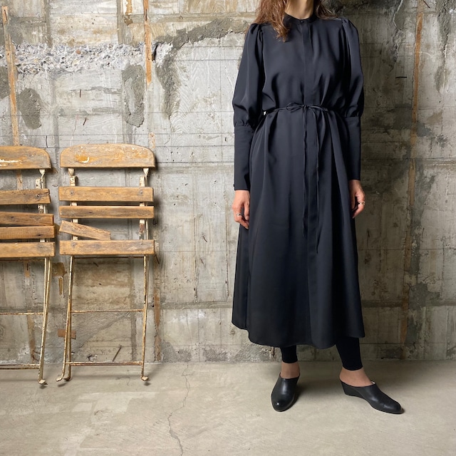 HYKE【ハイク】TWIST SATIN BALLOON SLEEVE DRESS (16139 Col/ BLACK).