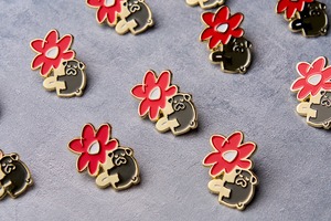 「HUG MARK PINS 」Bloom 黒パグ