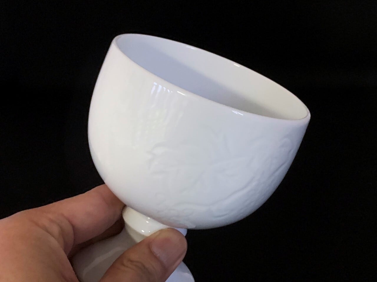 井上萬二作】白磁葡萄彫文ワインカップ | 井上萬二窯 INOUE MANJI KILN