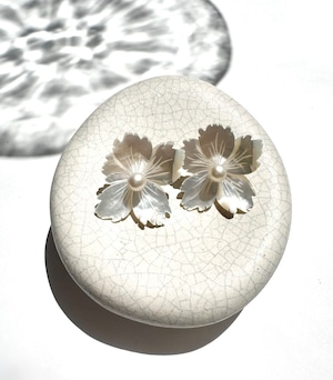 【衣】coscos マザーオブパールお花ピアス