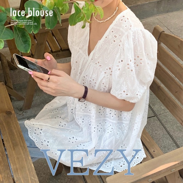 スカラップ刺しゅうレースブラウスVネック 大人可愛い 透かし彫り 夏トップス白  おしゃれプルオーバー 透け感 パンチングレース ペプラムブラウス半袖 シャツ ブラウス ベジー VEZY ItemNo.【19279300 】