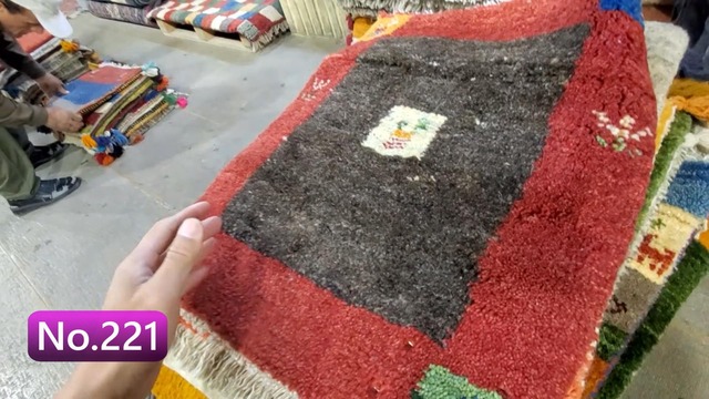 絨毯クエスト43 後編【No.221】Gabbeh ※現在、こちらの商品はイランに置いてあります。ご希望の方は先ずは在庫のご確認をお願いします。