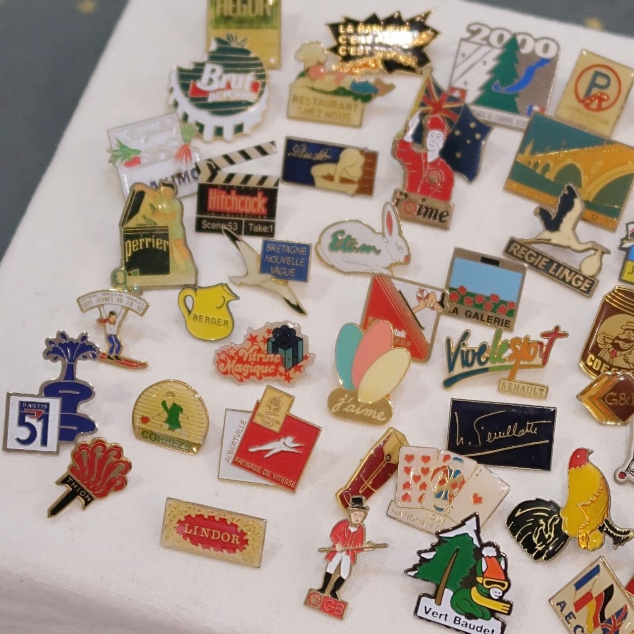 【ピンバッチ】淡いパープルのロゴT