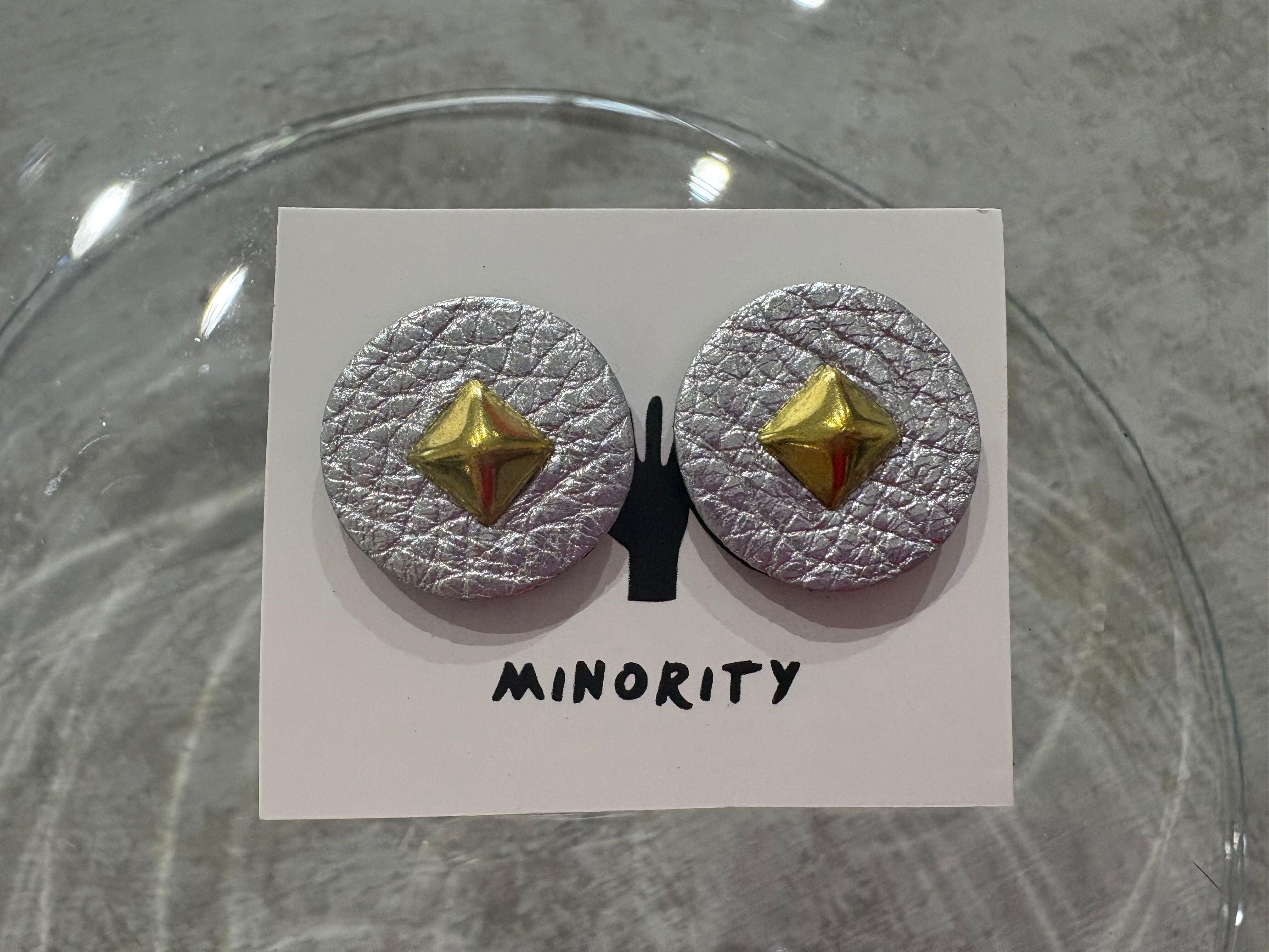 accessory | minority