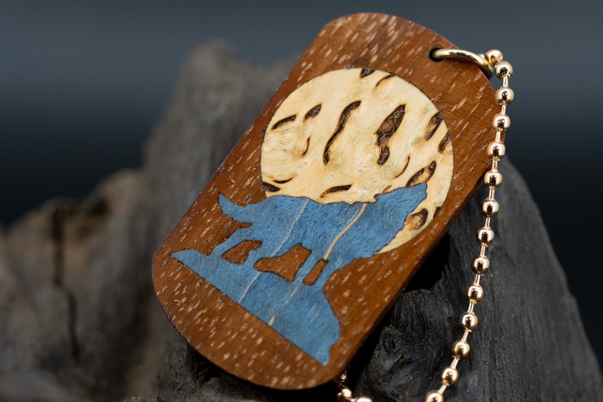 【王族の愛した銘木】 ハワイアンコア ドッグタグ 象嵌 月と狼