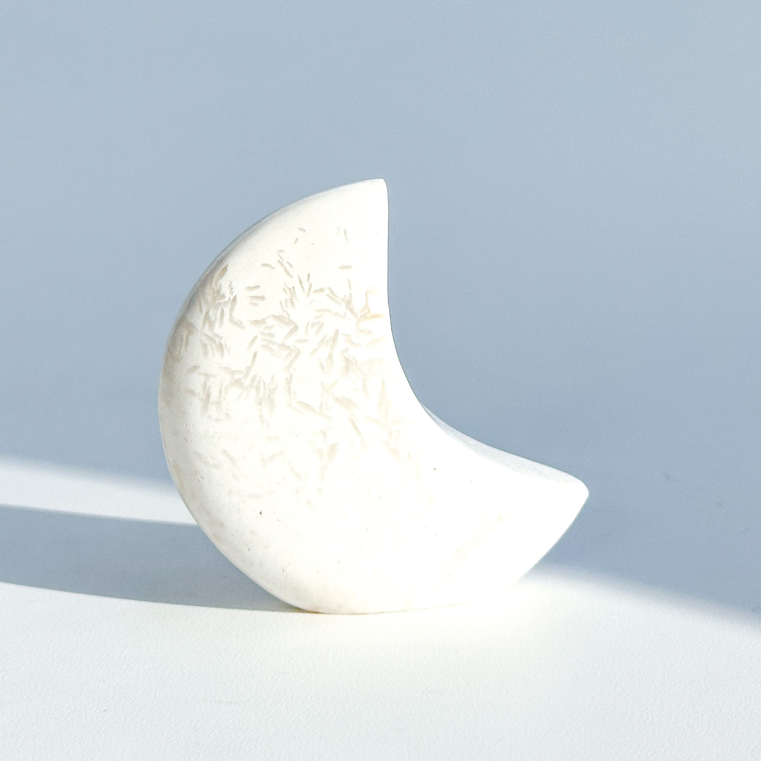 ホワイトスコレサイト 置き型 三日月 11◇ White Scolecite ◇ 天然石・鉱物・パワーストーン・インテリア