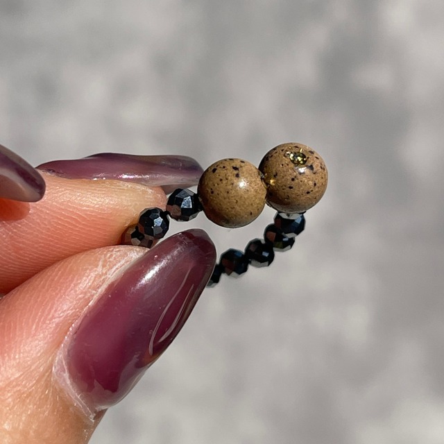 北投石が付いたテラヘルツ  イヤーカフ｜メタリックなブラック・シンプルアクセサリー｜ピアス穴不要