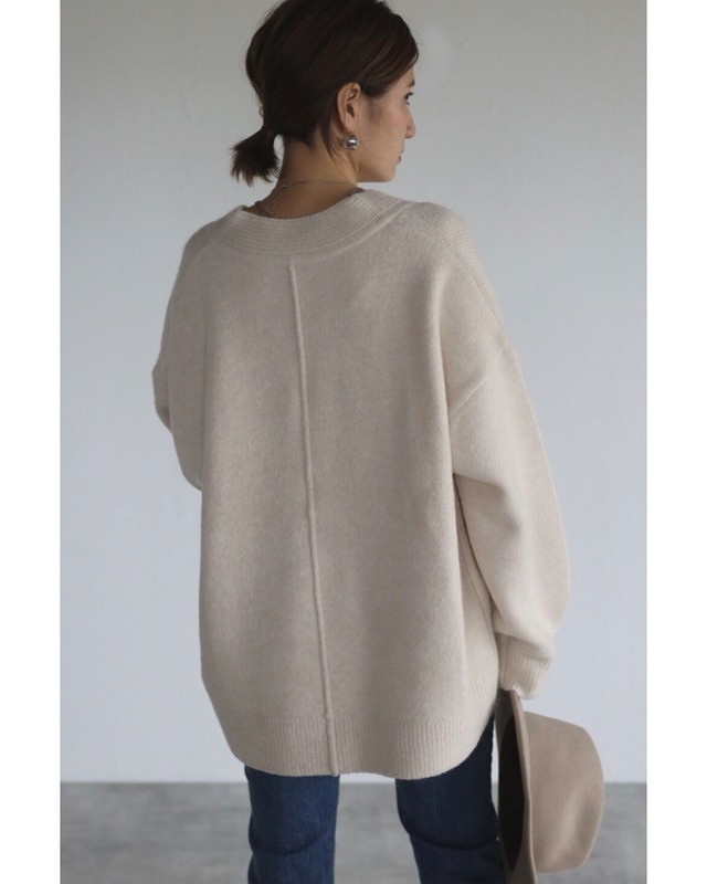 ディープVネックニット