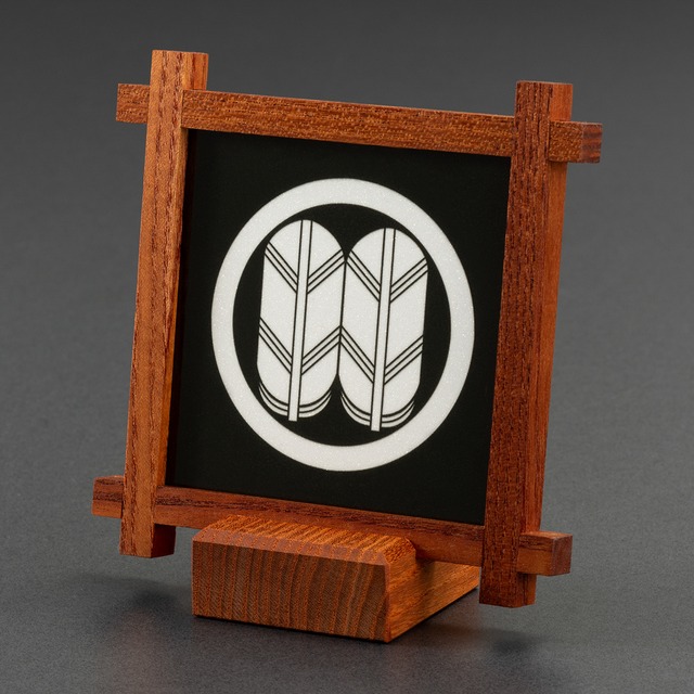 ［丸に並び鷹の羽］組子細工の家紋パネル