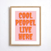 COOL PEOPLE LIVE HERE｜ポップアート テキストアート インテリア ポスター おしゃれ 部屋づくり モダン デザインA2ポスター