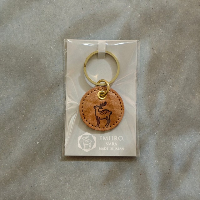 鹿チャームのキーリング（柿渋染めレザー / KAKISHIBU LEATHER） 名入れ プレゼント 鹿グッズ