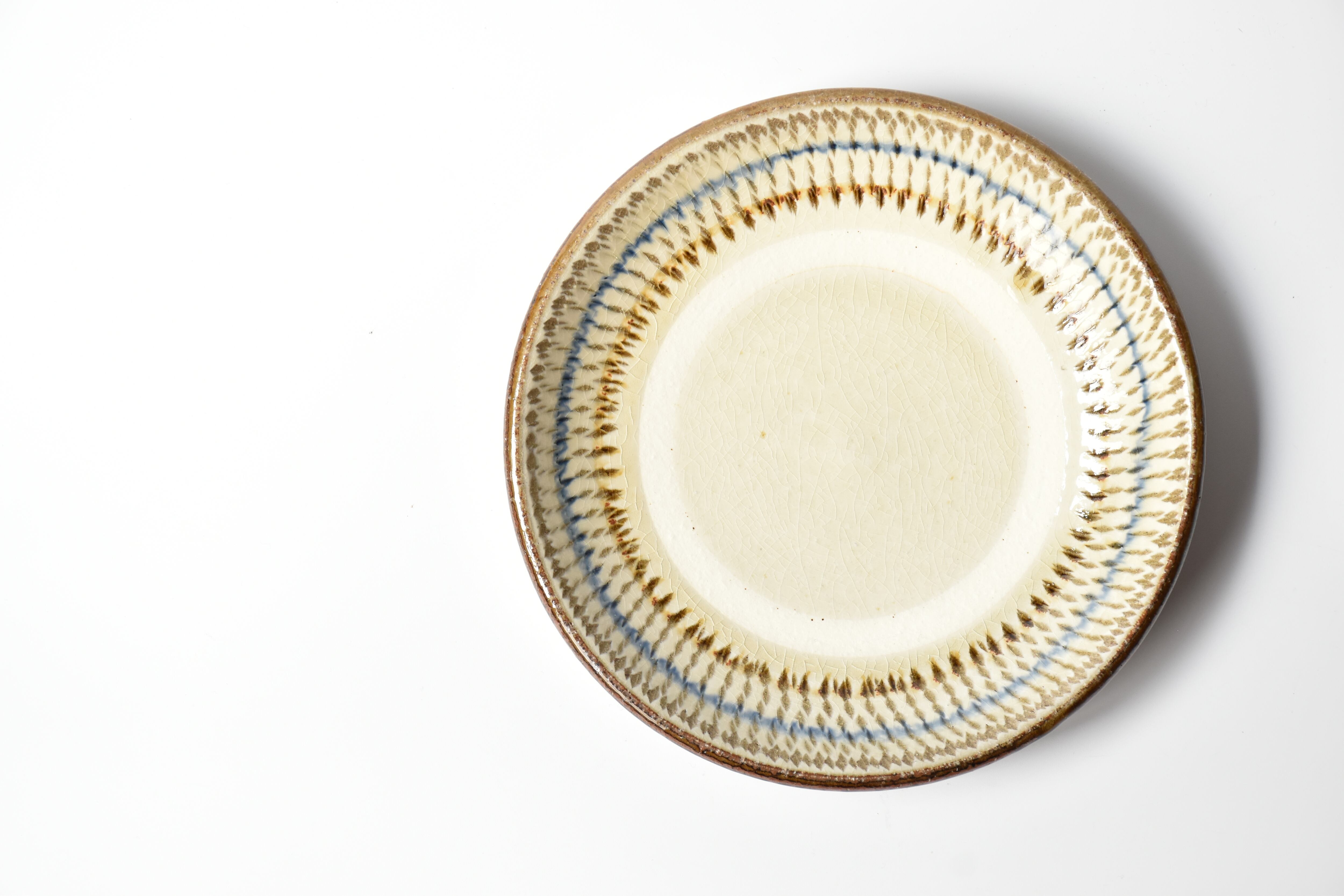 小代焼ふもと窯 / 井上尚之 : 6寸皿 とびかんな | 器と暮らし 旅船頭