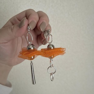 チュールリボン シルバー アシンメトリー ピアス/イヤリング オレンジ パープル ホワイト| marimo-モノトーンカラーのハンドメイドピアス・アクセサリー