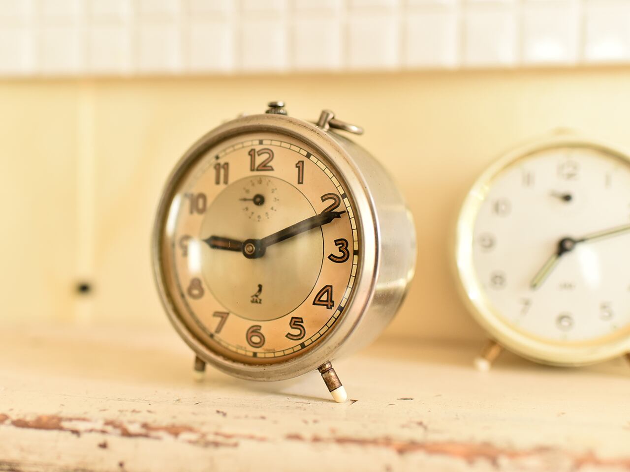 真鍮色がシックで雰囲気のあるJAZ 置き時計(実働)フレンチブロカント