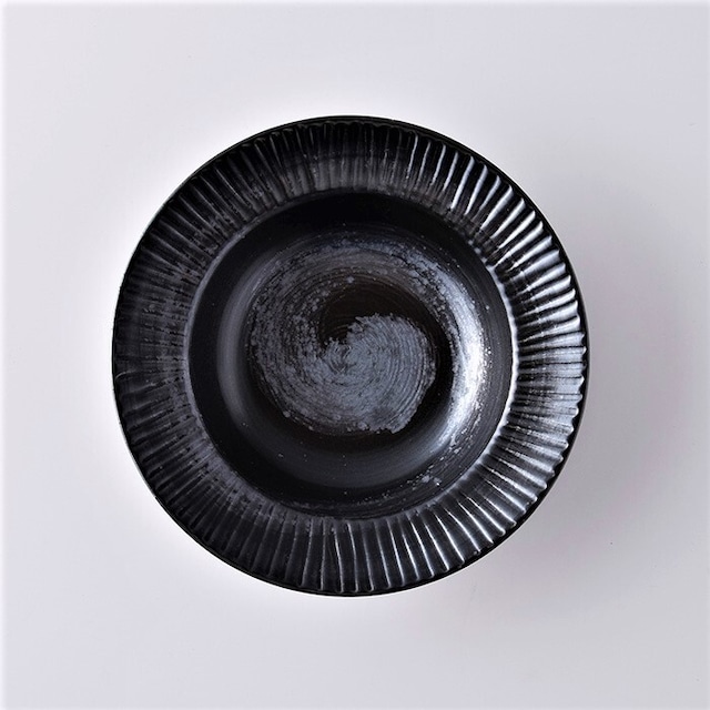 【こくようせき】黒曜石鎬彫錆渦紋　7寸リム付多用皿
