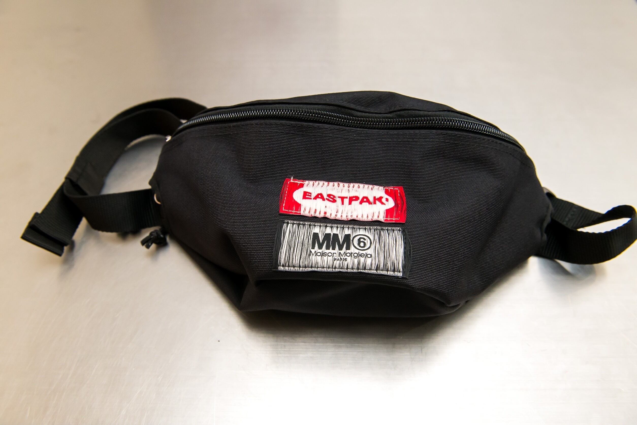 MM6 EASTPAKボディバッグ ブラック MM6×EASTPAK ボディバッグ | NOUVEL des HIOC（ヌベル デ ヒオーク）