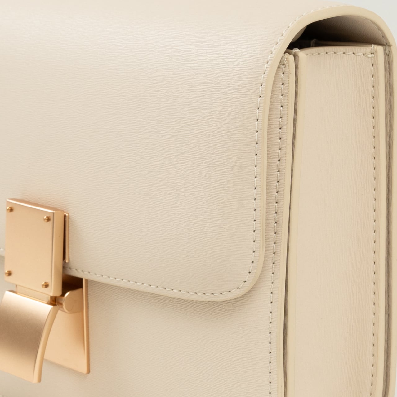 ミニスクエアレザーバッグ】本革ミニバッグ ゴールド金具 ｜高見え