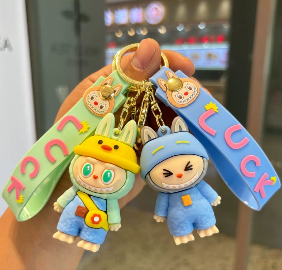 【2個入ペアセット】♡ おそろいペア用 ラブブ もふシリキーホルダー Labubu ソフトシリコンキーホルダー - かわいいデザインペアセット